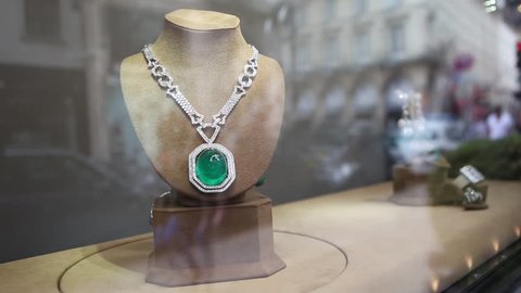 Luxury emerald necklace స్టాక్ వీడియో