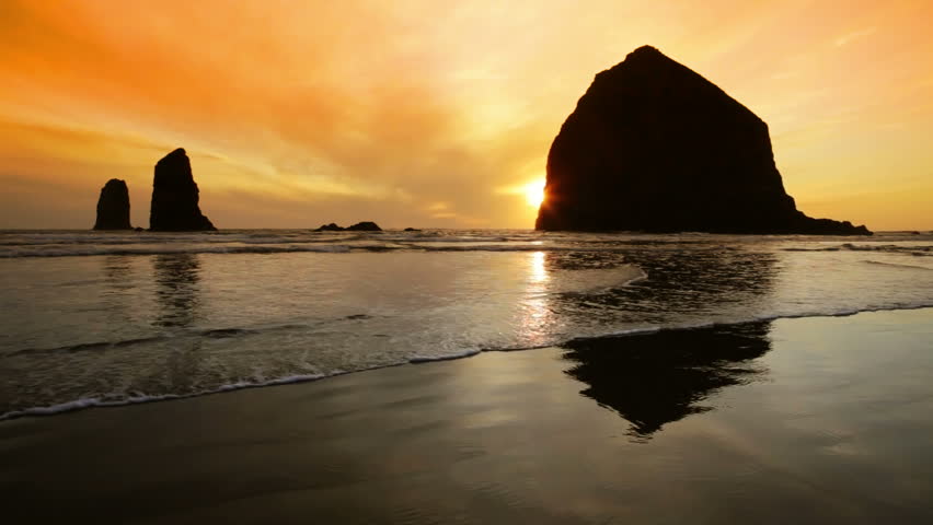 Silhouette Haystack Rock, Cannon Beach, Oregon