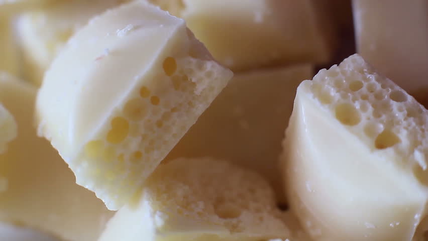 Белый пористый. Белая шоколадка воздушная пористая. Пористый шоколад. Белого цвета пористый. Кровать с пенопластом внутри.