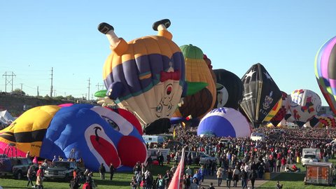 ALBUQUERQUE, NEW MEXICO - OCT 2014: ABQ Balloon Fiesta preparation for flight time lapse. Balloon Fiesta began 1972. Over 600 balloons from over 20 different countries and the world's largest event. 库存视频