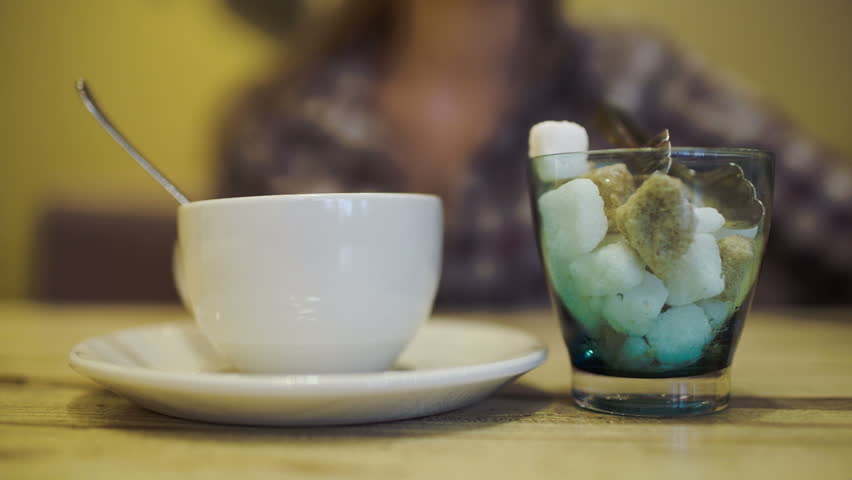 Бросок сахара в кружку. Stir Sugar into a Cup of Tea. E.G. there were,… , real Silver Spoons to Stir the Tea with, and real China Cups to Drink it out of, pics.