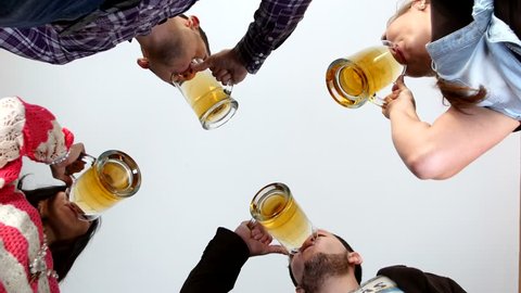 Happy friends clinking beer glasses. A bottom plan view : vidéo de stock