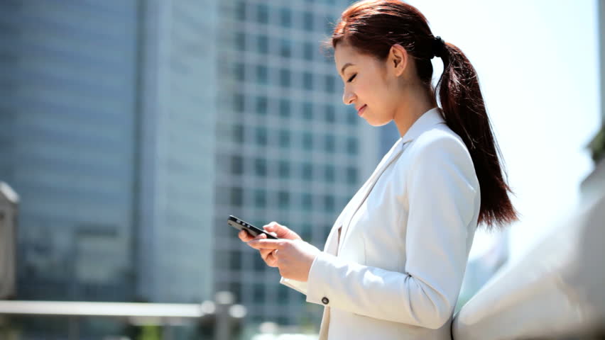 Мужчина на горе руки вверх. Костюм the best revenge. Успешность бизнеса. Успех в жизни. Человек с раскинутыми руками.