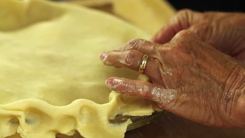 A woman making a delicious fresh apple pie in her kitchen 库存视频
