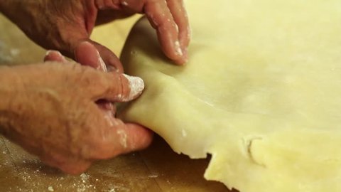 A woman making a delicious fresh apple pie in her kitchen : vidéo de stock
