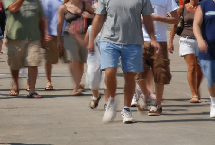 Summertime tourists on crowded sidewalk time lapse