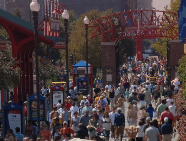 Summertime tourists on crowded sidewalk time lapse