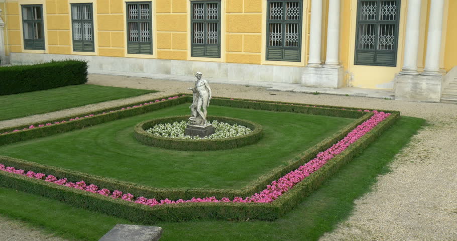  Schonbrunn Gardens in Vienna. Schonbrunn Palace is a former imperial 1441-room Rococo summer residence fo Habsburg..