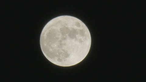 4K cinema 24 view of the full moon in clear autumn skies. స్టాక్ వీడియో