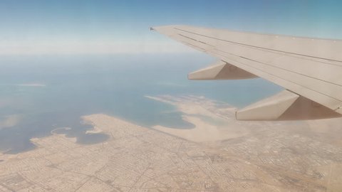 Airplane flying over the city of Dammam, Eastern Region, Saudi Arabia Stockvideó
