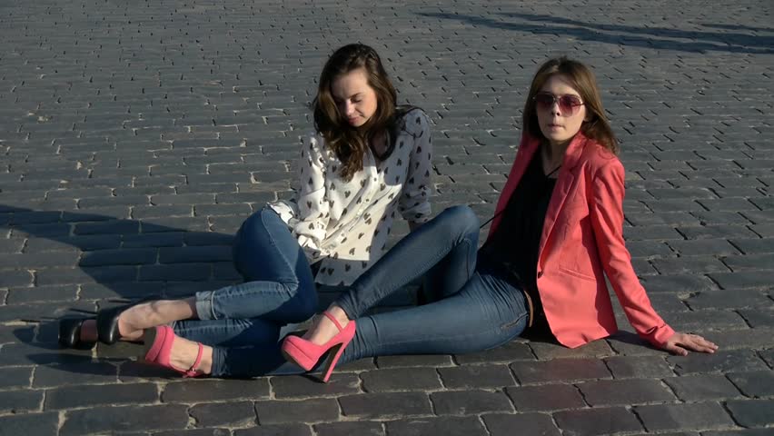 HD1080p Happy Female Friends Meeting. Red Square. Moscow. Part 6