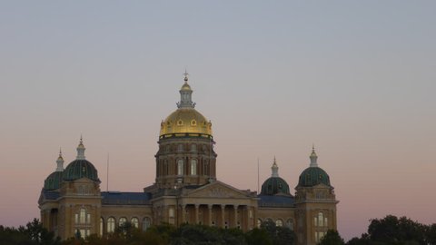 Time-lapse of full moon rising over Iowa State Capitol