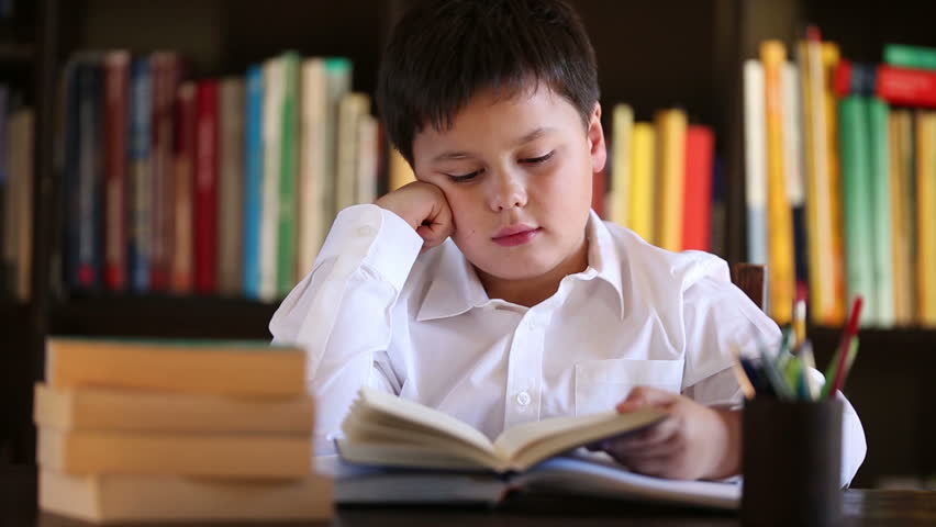 Studying laptop. парень с книжкой. Reading videos. Why kids must learning. Reading headings.