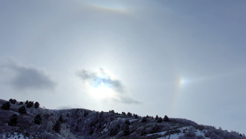 Video Stok large halo around sun on winter (100% Tanpa Royalti) 8561785 Shu...