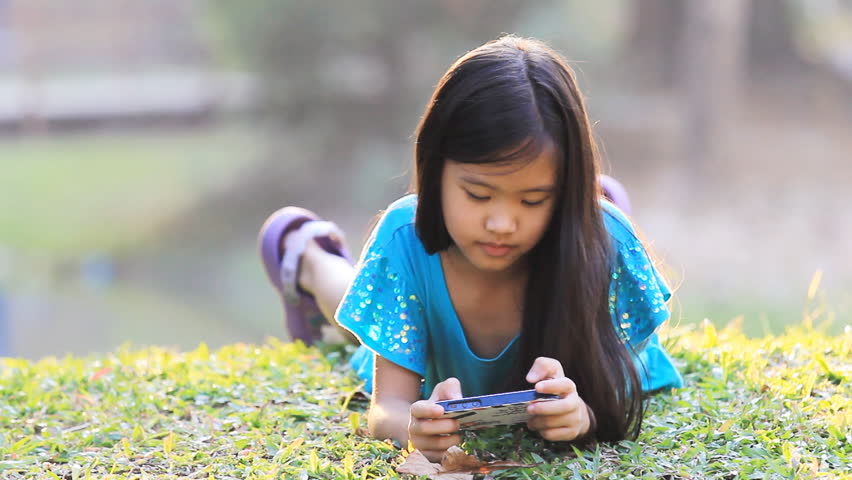 Little Asian Child Playing Game On: стоковое видео (без лицензионных платеж...