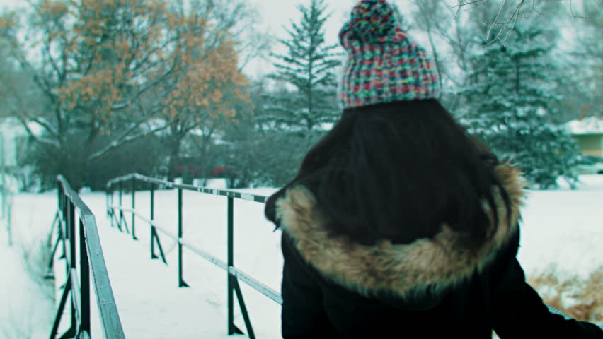Девушка в шапке со спины зимой