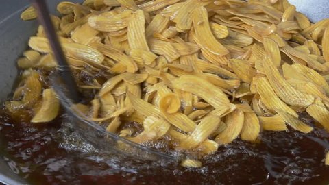 The sweet banana crisps processing from fresh banana to fried in hot oil and eat crispy preserved for longer.