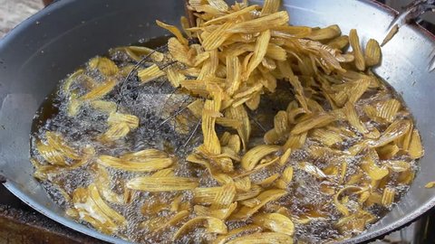 The sweet banana chips processing from fresh banana to fried in hot oil and eat crispy preserved for longer.