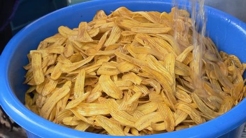 The sweet banana chips processing from fresh banana to fried in hot oil and eat crispy preserved for longer.