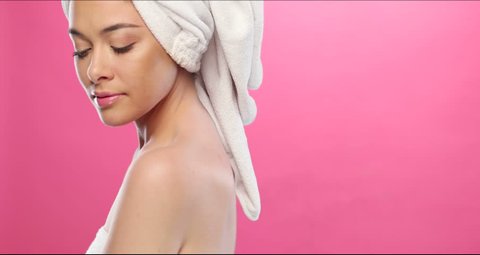  gorgeous brunette in bathrobe on pink 4k Stock-video