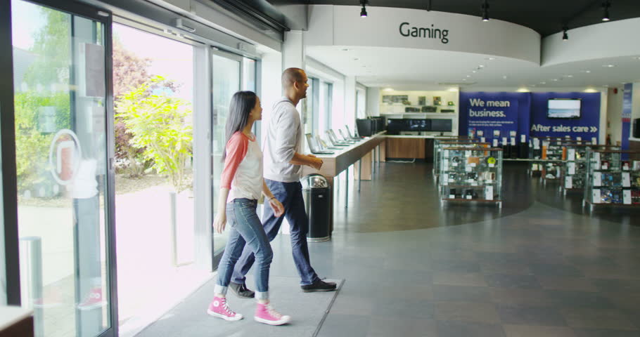 4K Couple shopping in consumer electronics store showroom