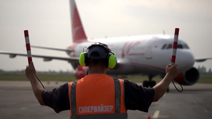 Рамп агент. Маршаллинг самолет. Ramp аэропорт. Ramp agent. Рамп агент.