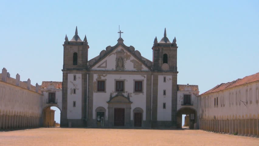 Church square zoom-out on a blue sunny day (at Cabo Espichel)