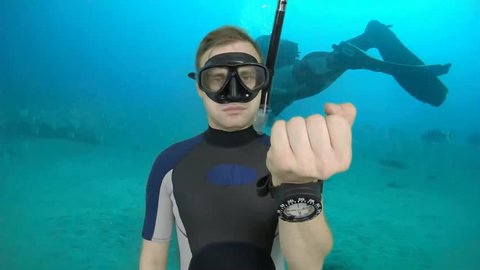 Diving sign- divemaster  shows sing  ASK QUASTIONS  ,also a available on the green screen all of diving sings from course (open water diver) 6   of 11
