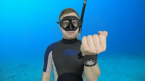 Diving sign- divemaster  shows sing  ASK,  QUASTIONS  ,also a available on the green screen all of diving sings from course (open water diver )11    of 11
