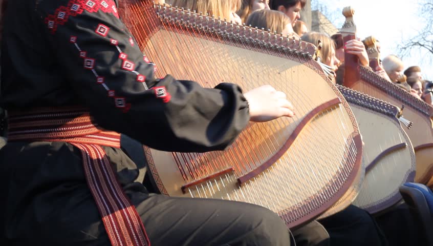 Ukrainian women are playing the bandura