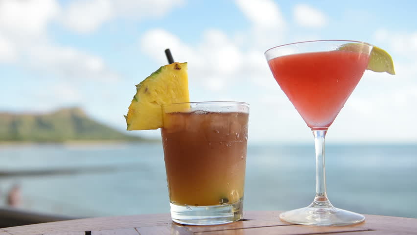 Drinks Tails On Tropical Beach Stockvideoklipp På Helt Drinks Tails On Tropical Beach