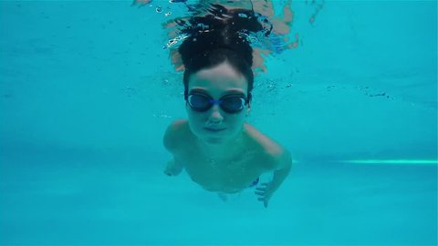 Jungs schwimmen nackt