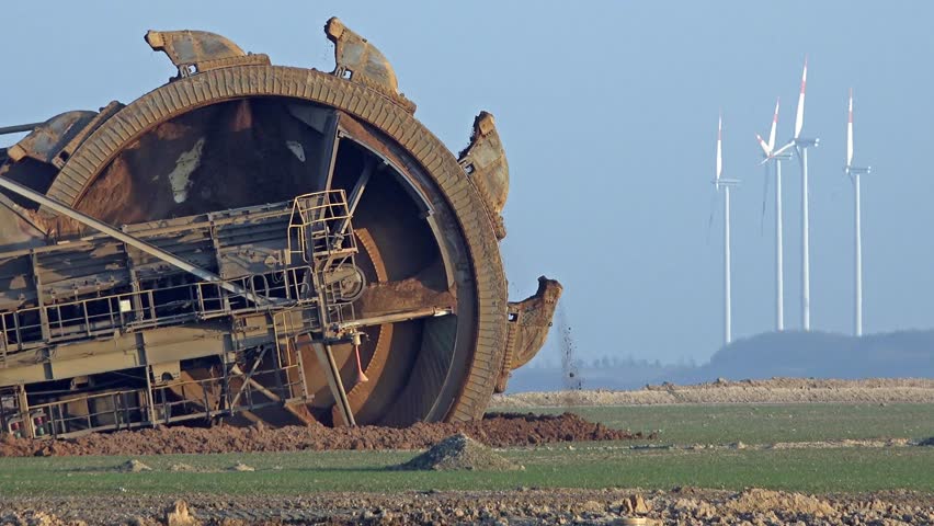 Giant Bucket Wheel Excavator - Opencast mining - Time lapse