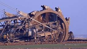 Giant Bucket Wheel Excavator - Opencast mining - Time lapse