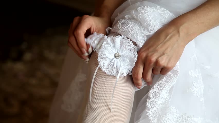 thing brides wear on their leg