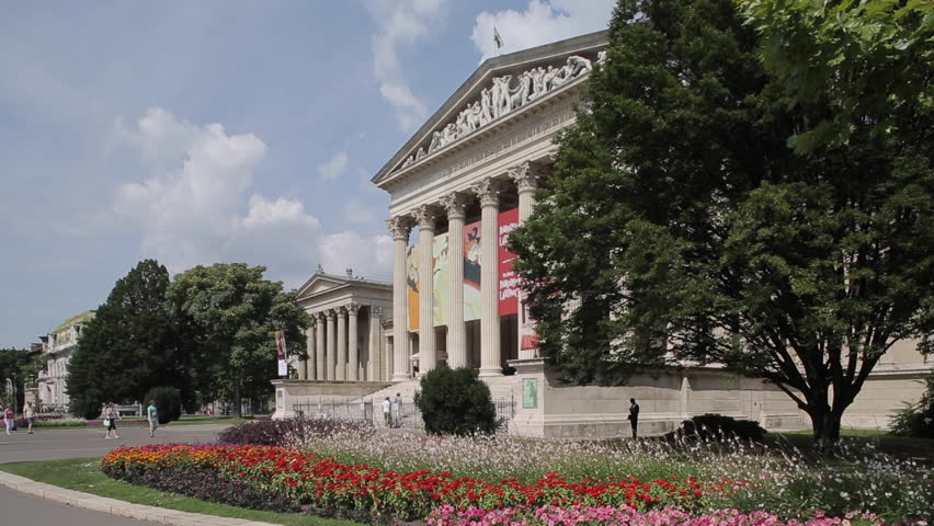 Sz\xED\xA9pm\x81\xB1v\xED\xA9szeti M\xED_zeum (Museum of Fine Arts), Heroes Square Hosok Tere, Budapest, Hungary, Europe Royalty-Free Stock Footage #9338069