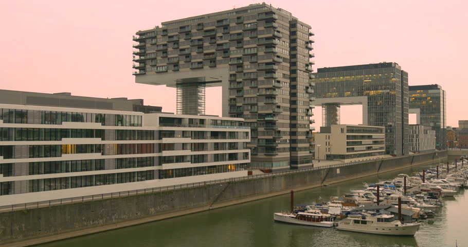 Kranhaus refers to each one of the three 17-story buildings in the Rheinauhafen of Cologne. Their shape, an upside-down "L", is reminiscent of the harbor cranes. 62m in height, 70,20m long 33,75m wide