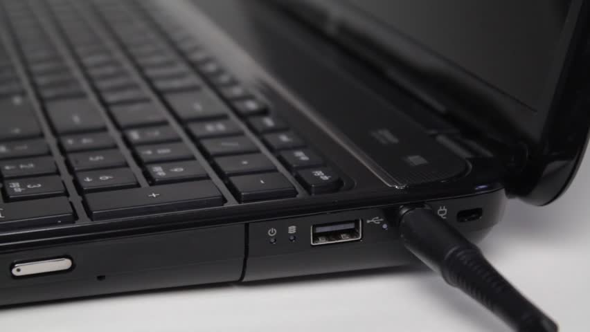 my laptop screen turns off when i unplug the charger