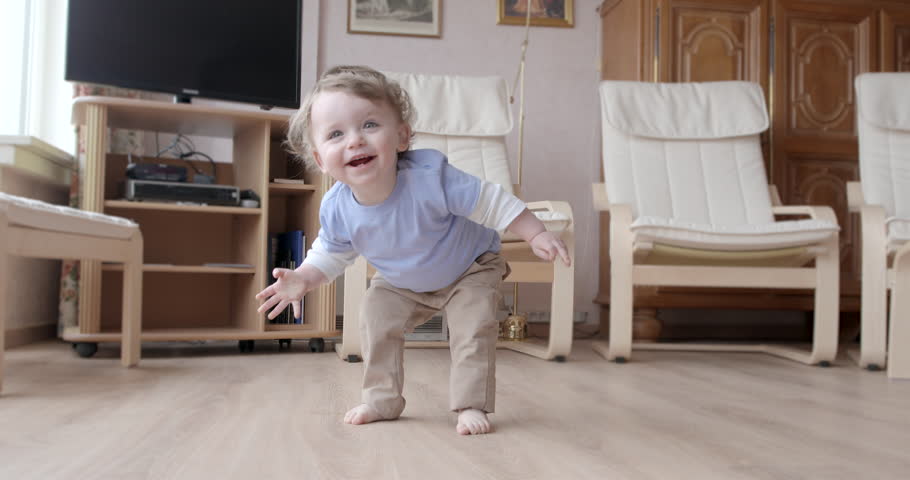 how to help baby stand independently