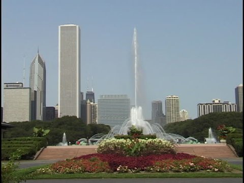 chicago buckingham fountain with skyline 2