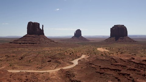 4K Time lapse tourist entering Monument Valley on a sunny day