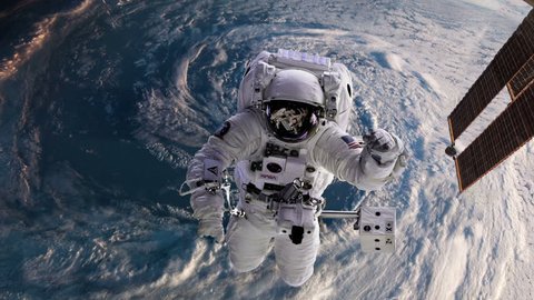 Astronaut in space with Earth, hurricane behind 库存视频
