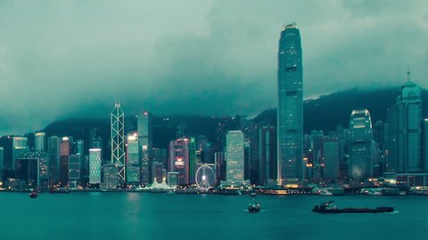 Time-lapse of Hong Kong's Victoria Harbour at blue hour, depicting Central and Admiralty's skyscrapers and the pier. วิดีโอสต็อก