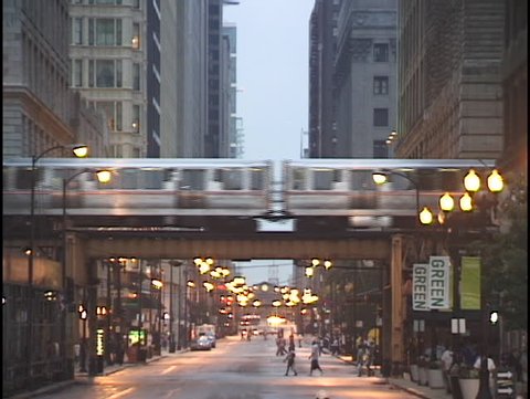 chicago el train over city street