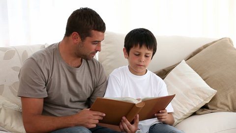 Помогла сыну читать. Папа читает Библию. Папа читает сыну. Папа читает Библию сыну. Отец читает Библию.