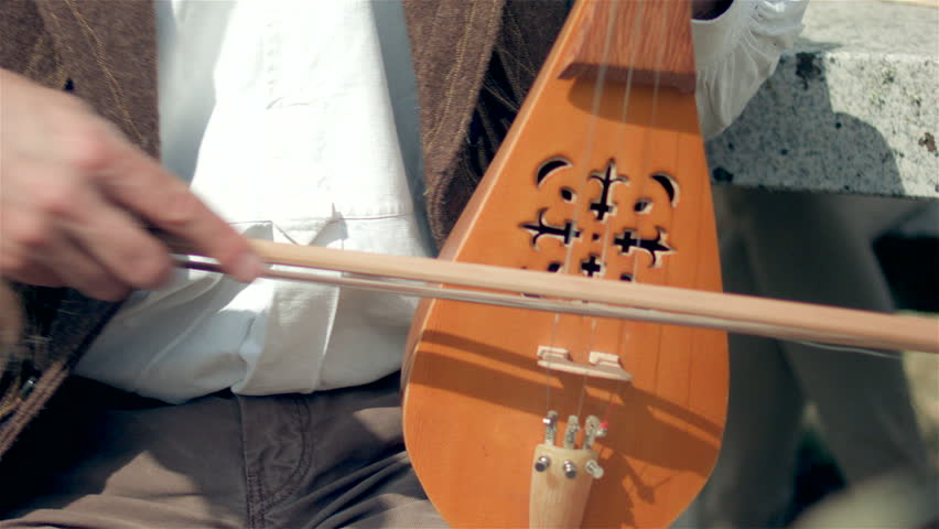 Man playing an old guitar