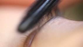 Video Stock makeup artist apply mascara to the eyelashes